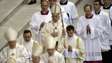 Papa Francis akielekea madhabahuni kuongoza ibada maalumu ya Misa ya kuwatangaza watakatifu Papa John Paul II na Papa John XXIII huko Jijini Roma, Italia.